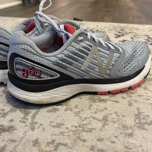 New balance 860 v9 like new condition. Soles look brand new. less than 5 miles